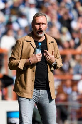 Trainer Tim Walter (Holstein Kiel) gestikuliert waehrend des spiels der 2. Bundesliga zwischen VfL Bochum und Holstein Kiel, Vonovia Ruhrstadion am 22. March 2026 in Bochum, Deutschland. (Foto von Max Maiwald DeFodi Images) +++ Trainer Tim Walter (Holstein Kiel) gestures during the 2. Bundesliga match between VfL Bochum and Holstein Kiel at Vonovia Ruhrstadion on March 22, 2026 in Bochum, Germany. (Photo by Max Maiwald DeFodi Images) (Photo by Max Maiwald DeFodi Images) -