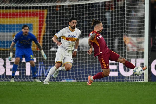 CALCIO - Serie A - AS Roma vs US Lecce Donyell Malen of A.S. Roma and Santiago Pierotti of U.S. Lecce are in action during the 30th day of the Serie A Championship between A.S. Roma and U.S. Lecce at the Olympic Stadium on March 22, 2026 in Rome, Italy. Roma Italy  Copyright: xIPAxSport ABACAx