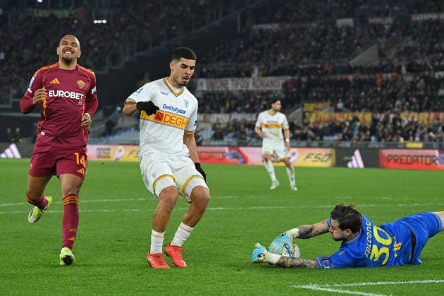 CALCIO - Serie A - AS Roma vs US Lecce Donyell Malen of AS Roma,Danilo Veiga of Lecce, Lecce player s,Wladimiro Falcone of Lecce during the serie A Enilive match between AS Roma v Lecce at olimpico stadium in Rome, Italy, Mar 22nd, 2026 Mattia Vian Roma Italy  Copyright: xIPAxSport ABACAx