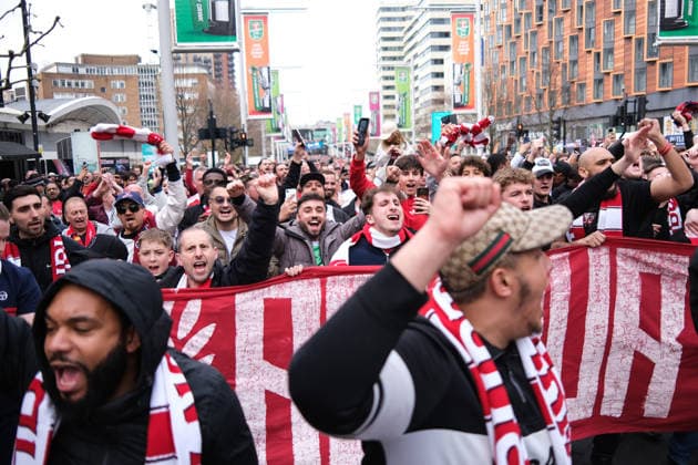 Carabao Cup Final 22 March 2026, London - Carabao Cup Final - Arsenal v Manchester City - Arsenal fans chant as they walk down Wembley Way - Photo: Jacques Feeney Offside. London UK Copyright: xJacquesxFeeneyx xOffsidexOffside