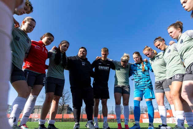 Regionalliga-Nordost Frauen: 1. FC Union Berlin II vs. 1. FFV Erfurt; Berlin; 22.03.2026 Gino Heinze (Trainer; 1. FFV Erfurt) (links) und Marlo Nehrlich (rechts) mit Mannschaft Regionalliga-Nordost Frauen: 1. FC Union Berlin II vs. 1. FFV Erfurt; Trainingszentrum Oberspree KR1; 22.03.2026 Copyright: xBEAUTIFULxSPORTS Duehringx