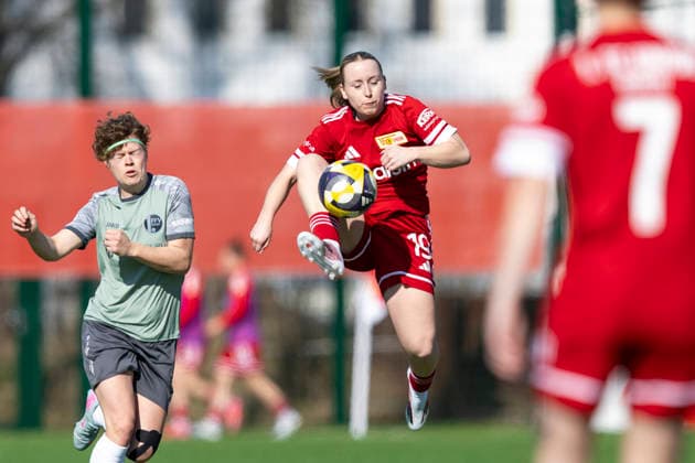 Regionalliga-Nordost Frauen: 1. FC Union Berlin II vs. 1. FFV Erfurt; Berlin; 22.03.2026 Vivien Angelina Stibal ( 19; 1. FC Union Berlin II) gegen Anna Mittelsdorf ( 7; 1. FFV Erfurt) Regionalliga-Nordost Frauen: 1. FC Union Berlin II vs. 1. FFV Erfurt; Trainingszentrum Oberspree KR1; 22.03.2026 Copyright: xBEAUTIFULxSPORTS Duehringx