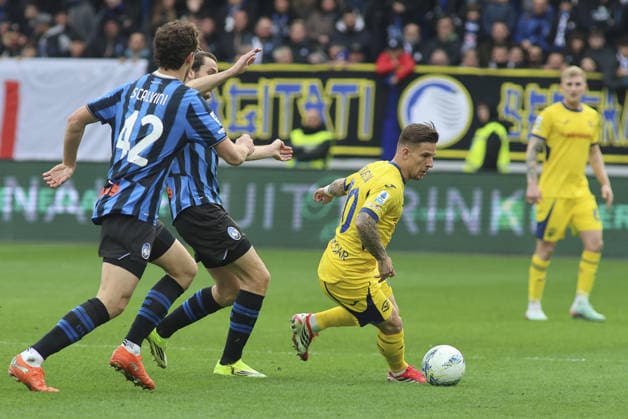 CALCIO - Serie A - Atalanta BC vs Hellas Verona FC Tomas Suslov of Hellas Verona FC competes for the ball with Giorgio Scalvini of Atalanta BC and Marten De Roon of Atalanta BC during Atalanta BC vs Hellas Verona, 30Â° Serie A Enilive 2025-26 game at New Balance arena in Bergamo (BG), Italy, on March 22, 2026. Bergamo Italy  Copyright: xIPAxSport ABACAx