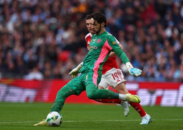 22nd March 2026; Wembley Stadium, London, England; Carabao Cup Final Football, Arsenal versus Manchester City; Goalkeeper James Trafford of Manchester City under pressure from Viktor Gyokeres of Arsenal  JPxFletcher Content restricted for UK based newspaper