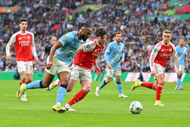 Arsenal v Manchester City, EFL Cup, Cup Final Antoine Semenyo (42) of Manchester City on the attack battles for possession with Declan Rice (41) of Arsenal during the EFL Cup match between Arsenal and Manchester City at Wembley Stadium, London, UK on 22 March 2026. London Wembley Stadium Greater London UK Editorial use only DataCo restrictions apply See www.football-dataco.com , Copyright: xGrahamxHuntx PSI-23937-0266