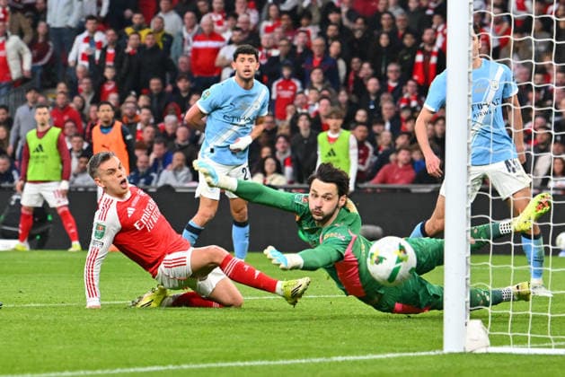 Arsenal v Manchester City, EFL Cup, Cup Final Leandro Trossard (19) of Arsenal shoots at goal and hits a post during the EFL Cup match between Arsenal and Manchester City at Wembley Stadium, London, UK on 22 March 2026. London Wembley Stadium Greater London UK Editorial use only DataCo restrictions apply See www.football-dataco.com , Copyright: xGrahamxHuntx PSI-23937-0318
