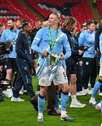 Arsenal v Manchester City, EFL Cup, Cup Final Erling Haaland (9) of Manchester City walking with the trophy during the post match celebrations after the EFL Cup match between Arsenal and Manchester City at Wembley Stadium, London, UK on 22 March 2026. London Wembley Stadium Greater London UK Editorial use only DataCo restrictions apply See www.football-dataco.com , Copyright: xGrahamxHuntx PSI-23937-0329