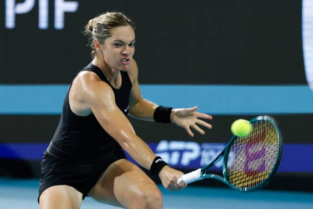 MIAMI GARDENS, FL - MARCH 22: Caty McNally (USA) in action during his women™s third round singles match against Aryna Sabalenka at the Miami Open on March 22, 2026, at Hard Rock Stadium in Miami Gardens, Florida,(Photo by Chris Arjoon Icon Sportswire) TENNIS: MAR 22 Miami Open EDITORIAL USE ONLY Icon2603220010144