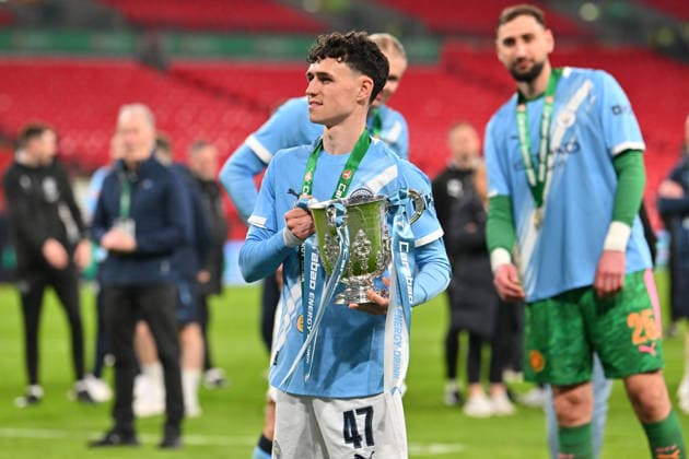 Arsenal v Manchester City, EFL Cup, Cup Final Phil Foden (47) of Manchester City poses with the trophy as he celebrates winning the Carabao Cup during the post match celebrations after the EFL Cup match between Arsenal and Manchester City at Wembley Stadium, London, UK on 22 March 2026. London Wembley Stadium Greater London UK Editorial use only DataCo restrictions apply See www.football-dataco.com , Copyright: xGrahamxHuntx PSI-23937-0340