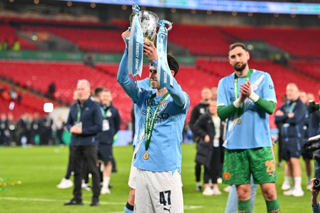 Arsenal v Manchester City, EFL Cup, Cup Final Phil Foden (47) of Manchester City poses with the trophy as he celebrates winning the Carabao Cup during the post match celebrations after the EFL Cup match between Arsenal and Manchester City at Wembley Stadium, London, UK on 22 March 2026. London Wembley Stadium Greater London UK Editorial use only DataCo restrictions apply See www.football-dataco.com , Copyright: xGrahamxHuntx PSI-23937-0341