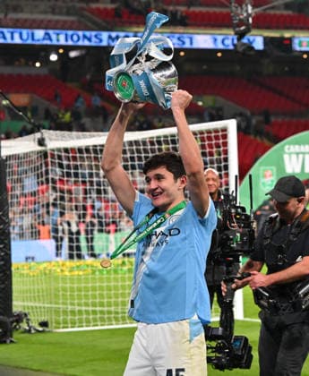 Arsenal v Manchester City, EFL Cup, Cup Final Abdukodir Khusanov (45)of Manchester City holding the trophy celebrates winning the Carabao Cup during the post match celebrations after the EFL Cup match between Arsenal and Manchester City at Wembley Stadium, London, UK on 22 March 2026. London Wembley Stadium Greater London UK Editorial use only DataCo restrictions apply See www.football-dataco.com , Copyright: xGrahamxHuntx PSI-23937-0343
