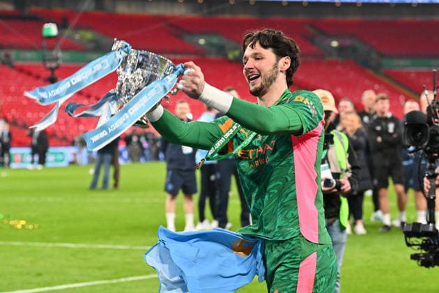 Arsenal v Manchester City, EFL Cup, Cup Final James Trafford (1) of Manchester City holding the trophy celebrates winning the Carabao Cup during the post match celebrations after the EFL Cup match between Arsenal and Manchester City at Wembley Stadium, London, UK on 22 March 2026. London Wembley Stadium Greater London UK Editorial use only DataCo restrictions apply See www.football-dataco.com , Copyright: xGrahamxHuntx PSI-23937-0344