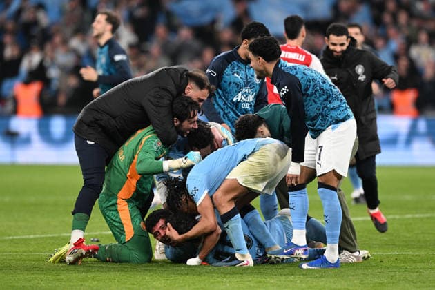 Arsenal v Manchester City, EFL Cup, Cup Final James Trafford (1) of Manchester City, Matheus Nunes (27) of Manchester City, Abdukodir Khusanov (45)of Manchester City and Nathan Ake (6) of Manchester City celebrate winning the Carabao Cup at full time during the EFL Cup match between Arsenal and Manchester City at Wembley Stadium, London, UK on 22 March 2026. London Wembley Stadium Greater London UK Editorial use only DataCo restrictions apply See www.football-dataco.com , Copyright: xGrahamxHuntx PSI-23937-0352