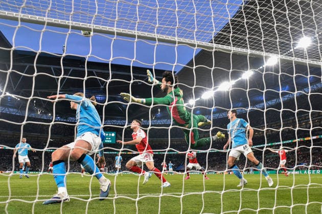 Arsenal v Manchester City, EFL Cup, Cup Final James Trafford (1) of Manchester City is beaten as a headed shot at goal by Gabriel Jesus (9) of Arsenal hit the bar and stays out during the EFL Cup match between Arsenal and Manchester City at Wembley Stadium, London, UK on 22 March 2026. London Wembley Stadium Greater London UK Editorial use only DataCo restrictions apply See www.football-dataco.com , Copyright: xGrahamxHuntx PSI-23937-0361