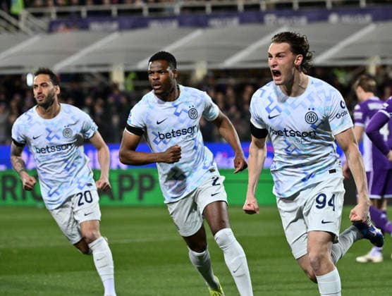 (260323) -- FLORENCE, March 23, 2026 () -- Inter Milan s Pio Esposito (R) celebrates his goal during a Serie A football match between Fiorentina and Inter Milan in Florence, Italy, March 22, 2026. () (SP)ITALY-FLORENCE-FOOTBALL-SERIE A-FIORENTINA VS INTER MILAN Xinhua 