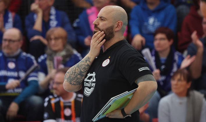 Stuttgart , Bundesliga Volleyball Viertelfinale Spiel 1 , Allianz MTV Stuttgart vs. Schwarz-Weiß Erfurt , Trainer Konstantin Bitter ( Stgt )