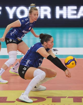 Stuttgart , Bundesliga Volleyball Viertelfinale Spiel 1 , Allianz MTV Stuttgart vs. Schwarz-Weiß Erfurt , von vorne: Mikala Mogensen Antonia Stautz ( Stgt )