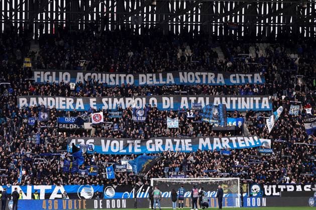 Atalanta BC vs Hellas Verona Italy, Bergamo, 2026 03 22: Marten De Roon (Atalanta) record of games with Atalanta BC at the end of Atalanta BC vs Hellas Verona, Serie A EniLive 2025-2026, day 30 at New Balance Arena Bergamo Lombardy Italy Copyright: xFabrizioxAndreaxBertanix