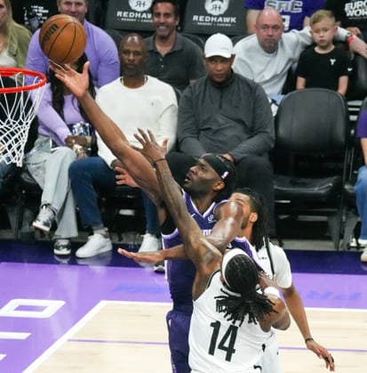 (260323) -- SACRAMENTO, March 23, 2026 -- Precious Achiuwa (Above) of Sacramento Kings goes for a layup during the 2025-2026 NBA, Basketball Herren, USA regular season game between Sacramento Kings and Brooklyn Nets in Sacramento, the United States, March 22, 2026. (Photo by Xinhua) (SP)U.S.-SACRAMENTO-BASKETBALL-NBA-KINGS VS NETS SunxYuxuan 