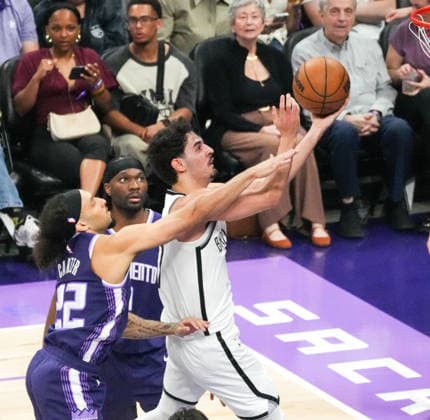 (260323) -- SACRAMENTO, March 23, 2026 -- Ben Saraf (R) of Brooklyn Nets goes for a layup during the 2025-2026 NBA, Basketball Herren, USA regular season game between Sacramento Kings and Brooklyn Nets in Sacramento, the United States, March 22, 2026. (Photo by Xinhua) (SP)U.S.-SACRAMENTO-BASKETBALL-NBA-KINGS VS NETS SunxYuxuan 