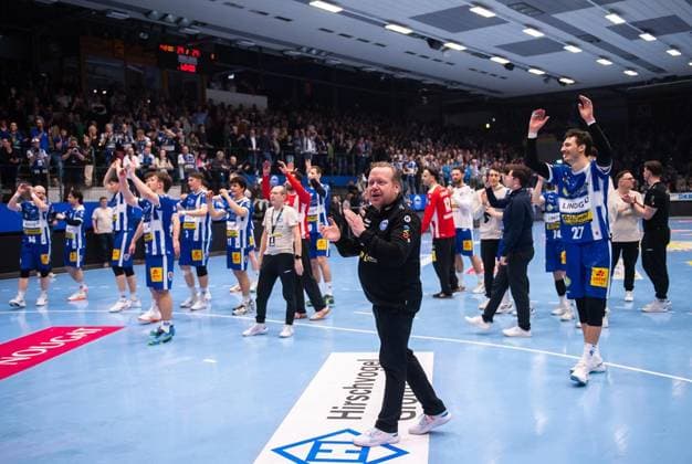 DAIKIN HBL HANDBALL HERREN 1. BL 25. SPIELTAG THSV EISENACH - RHEIN-NECKAR LÖWEN ** NUR FÜR REDAKTIONELLE ZWECKE ** EDITORIAL USE ONLY **<p>13 03 2026-Eisenach: DAIKIN HBL Handball 1. Bundesliga Herren Saison 2025 - 2026 25. Spieltag Werner Assmann Halle ThSV Eisenach - Rhein-Neckar Löwen im Foto: Jubel der Eisenacher nach dem Unentschieden,, hier Rene Witte, Geschäftsführer des ThSV Eisenach ( Deutschland Thüringen Eisenach Copyright: SaschaxFromm *** DAIKIN HBL HANDBALL MEN 1 BL 25 GAME DAY THSV EISENACH RHEIN NECKAR LÖWEN FOR EDITORIAL PURPOSES ONLY p 13 03 2026 Eisenach DAIKIN HBL Handball 1 Bundesliga Herren Saison 2025 2026 25 Spieltag Werner Assmann Halle ThSV Eisenach Rhein Neckar Löwen im Foto Eisenachers jubilation after the draw,, here Rene Witte, Managing Director of ThSV Eisenach Germany Thuringia Eisenach Copyright SaschaxFromm Copyright: SaschaxFromm doc84ysuxz45mr1fwl1avnq ,EDITORIAL USE ONLY