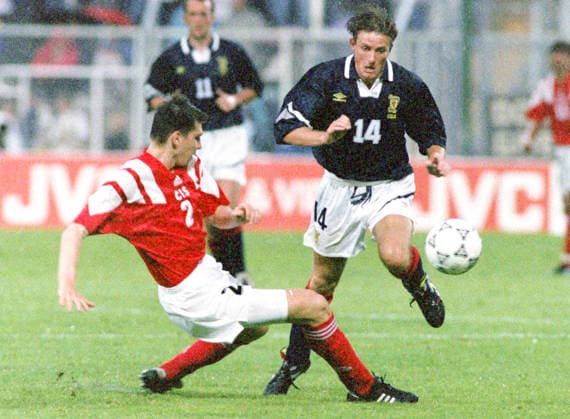920618 Football, UEFA EURO, EM, Europameisterschaft,Fussball 1992, Group 2, Scotland - CIS 3-0: Andrey Chernyshov of CIS tackles Kevin Gallacher of Scotland. Photo: BILDBYRAN M025_05 M025_05 scotland skottland oss cis commonwealth of independent states russia sovjet soviet union oberoende staters samvälde 920612 scanx fotboll em em92 em 92 em 1992 em1992 group 2 e bbeng dia football soccer sverige sweden scotland v cis euro uefa euro 1992 euro1992 euro92 european championships europamästerskap idrottsparken stadium norrkoping june 18 1992 *** 920618 Football, Uefa EURO 1992, Group 2, Scotland CIS 3 0 Andrey Chernyshov of CIS tackles Kevin Gallacher of Scotland Photo BILDBYRAN M025 05 M025 05 scotland scotland us cis commonwealth of independent states russia soviet soviet union commonwealth of independent states 920612 scanx fotboll em em92 em 92 em 1992 em1992 group 2 e bbeng dia football soccer sverige sweden scotland v cis euro uefa euro 1992 euro1992 euro92 european championships europamästerskap idrottsparken stadium norrkoping june 18 1992  Copyright: BILDBYRAN BB920618BB028