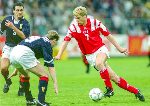 920618 Football, UEFA EURO, EM, Europameisterschaft,Fussball 1992, Group 2, Scotland - CIS 3-0: Aleksey Mikhaylichenko (R) of CIS against Scotlands Paul McStay (L) and Stewart McKimmie. Photo: BILDBYRAN M025_05 M025_05 scotland skottland oss cis commonwealth of independent states russia sovjet soviet union oberoende staters samvälde 920612 scanx fotboll em em92 em 92 em 1992 em1992 group 2 e bbeng dia football soccer sverige sweden scotland v cis euro uefa euro 1992 euro1992 euro92 european championships europamästerskap idrottsparken stadium norrkoping june 18 1992 *** 920618 Football, Uefa EURO 1992, Group 2, Scotland CIS 3 0 Aleksey Mikhaylichenko R of CIS against Scotlands Paul McStay L and Stewart McKimmie Photo BILDBYRAN M025 05 M025 05 scotland scotland oss cis commonwealth of independent states russia soviet soviet union oberoende staters commonwealth 920612 scanx football em em92 em 92 em 1992 em1992 group 2 e bbeng dia football soccer sverige sweden scotland v cis euro uefa euro 1992 euro1992 euro92 european championships europamästerskap idrottsparken stadium norrkoping june 18 1992  Copyright: BILDBYRAN BB920618BB042