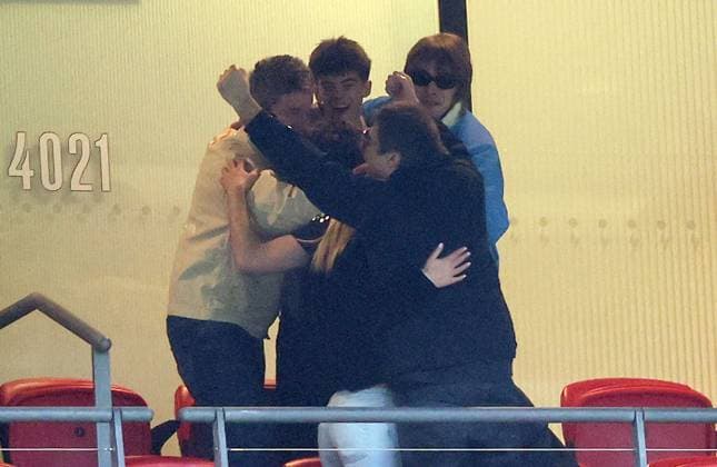LONDON, ENGLAND, MARCH 22: Noel Gallagher & Liam Gallagher of Oasis celebrates the Manchester City 2-0 victory against Arsenal with there families together after the match between Arsenal FC and Manchester City FC in the Carabao Cup Final at Wembley Stadium in London, England, on March 22. (Photo by Daniel Weir) Copyright: xDanielxWeir SportsxPressxPhotox Sportspressphoto_SPR117578