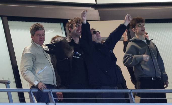 LONDON, ENGLAND, MARCH 22: Noel Gallagher & Liam Gallagher of Oasis celebrate Manchester City 2-0 victory against Arsenal with there families together after the match between Arsenal FC and Manchester City FC in the Carabao Cup Final at Wembley Stadium in London, England, on March 22. (Photo by Daniel Weir) Copyright: xDanielxWeir SportsxPressxPhotox Sportspressphoto_SPR117640