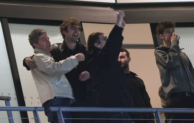 LONDON, ENGLAND, MARCH 22: Noel Gallagher & Liam Gallagher of Oasis celebrate Manchester City 2-0 victory against Arsenal with there families together after the match between Arsenal FC and Manchester City FC in the Carabao Cup Final at Wembley Stadium in London, England, on March 22. (Photo by Daniel Weir) Copyright: xDanielxWeir SportsxPressxPhotox Sportspressphoto_SPR117641