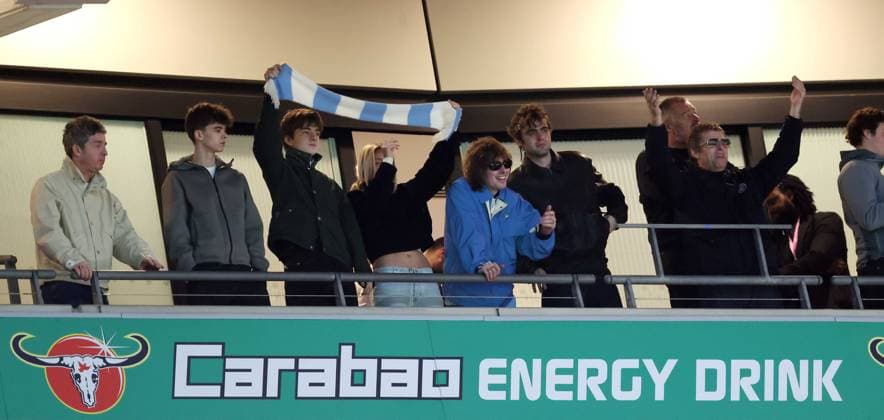 LONDON, ENGLAND, MARCH 22: Noel Gallagher & Liam Gallagher of Oasis celebrate Manchester City 2-0 victory against Arsenal with there families together after the match between Arsenal FC and Manchester City FC in the Carabao Cup Final at Wembley Stadium in London, England, on March 22. (Photo by Daniel Weir) Copyright: xDanielxWeir SportsxPressxPhotox Sportspressphoto_SPR117645