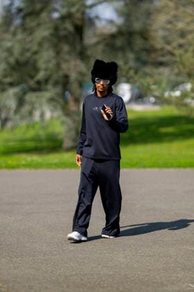 Michael Olise - Les joueurs de l équipe de France de football arrivent au Centre national de football de Clairefontaine-en-Yveline, France, le 23 mars 2026. Les vice-champions du monde se rendront cette semaine aux Etats-Unis, dans la banlieue de Boston, pour y disputer deux matchs amicaux en préparation de la Coupe du monde 2026. D’abord contre le Brésil jeudi (21h) puis la Colombie dimanche (21h). Pierre Perusseau Bestimage French soccer team during the Arrival of French team at INF Clairefontaine on March 23, 2026 in Clairefontaine, France. Clairefontaine-en-Yveline France  Copyright: xPierrexPerusseaux xBestimagexPierrexPerusseaux xBestimagex