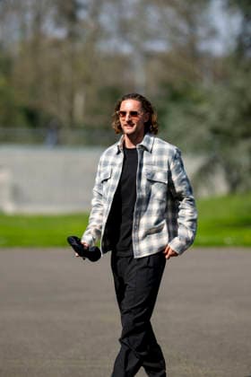 Adrien Rabiot - Les joueurs de l équipe de France de football arrivent au Centre national de football de Clairefontaine-en-Yveline, France, le 23 mars 2026. Les vice-champions du monde se rendront cette semaine aux Etats-Unis, dans la banlieue de Boston, pour y disputer deux matchs amicaux en préparation de la Coupe du monde 2026. D’abord contre le Brésil jeudi (21h) puis la Colombie dimanche (21h). Pierre Perusseau Bestimage French soccer team during the Arrival of French team at INF Clairefontaine on March 23, 2026 in Clairefontaine, France. Clairefontaine-en-Yveline France  Copyright: xPierrexPerusseaux xBestimagexPierrexPerusseaux xBestimagex