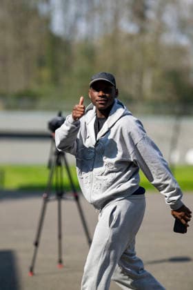 Kolo Muani - Les joueurs de l équipe de France de football arrivent au Centre national de football de Clairefontaine-en-Yveline, France, le 23 mars 2026. Les vice-champions du monde se rendront cette semaine aux Etats-Unis, dans la banlieue de Boston, pour y disputer deux matchs amicaux en préparation de la Coupe du monde 2026. D’abord contre le Brésil jeudi (21h) puis la Colombie dimanche (21h). Pierre Perusseau Bestimage French soccer team during the Arrival of French team at INF Clairefontaine on March 23, 2026 in Clairefontaine, France. Clairefontaine-en-Yveline France  Copyright: xPierrexPerusseaux xBestimagexPierrexPerusseaux xBestimagex