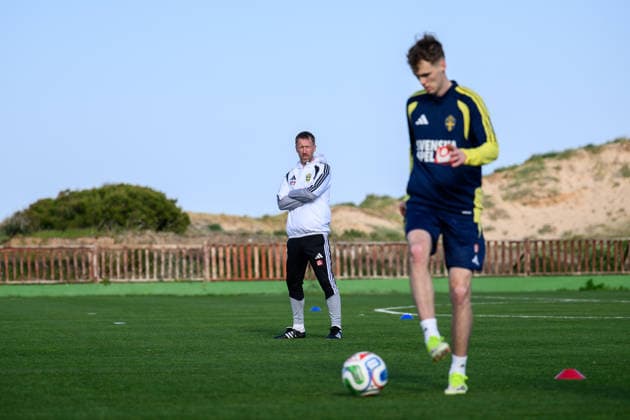 260323 Head coach Graham Potter and Williot Swedberg of the Swedish national football team during a training session on March 23, 2026 in Valencia. Photo: Joel Marklund BILDBYRAN kod JM JM0804 bbeng fotboll football soccer fotball vm-kval FIFA World Cup, WM, Weltmeisterschaft, Fussball qualifier qualifier träning practice training sverige sweden sverige a Copyright: JOELxMARKLUND BB260323JM043