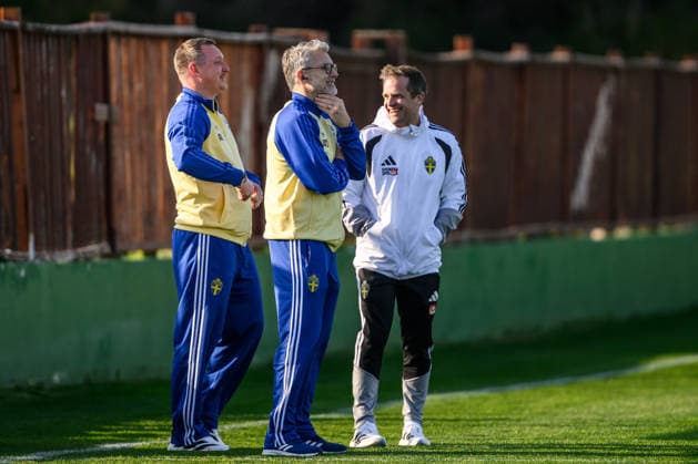 260323 Kim Källström, Head of National teams of Sweden, Niclas CarlnÃ n, General Secretary of the Swedish Football Federation, and Jonas Werner, doctor of the Swedish national football team during a training session on March 23, 2026 in Valencia. Photo: Joel Marklund BILDBYRAN kod JM JM0804 bbeng fotboll football soccer fotball vm-kval FIFA World Cup, WM, Weltmeisterschaft, Fussball qualifier qualifier träning practice training sverige sweden sverige a Copyright: JOELxMARKLUND BB260323JM050