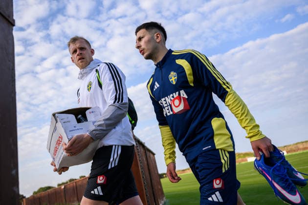 260323 Linus Kandolin, goalkeeper coach, and Roony Bardghji of the Swedish national football team during a training session on March 23, 2026 in Valencia. Photo: Joel Marklund BILDBYRAN kod JM JM0804 bbeng fotboll football soccer fotball vm-kval FIFA World Cup, WM, Weltmeisterschaft, Fussball qualifier qualifier träning practice training sverige sweden sverige a Copyright: JOELxMARKLUND BB260323JM079