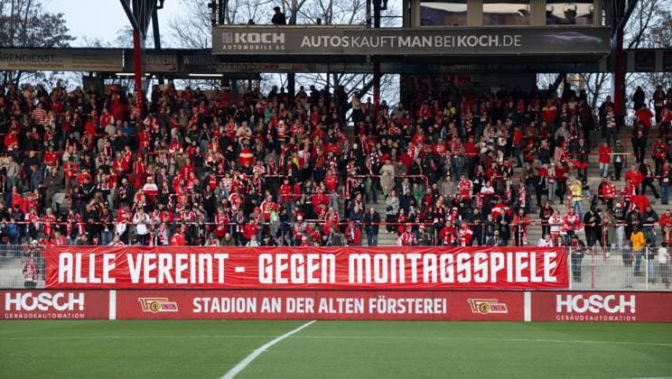 Fußball, Frauen, Saison 2025 2026, Google Pixel Frauen-Bundesliga (21. Spieltag), 1. FC Union Berlin - Werder Bremen, Fans von Union protestieren gegen Montagsspiele, Alle vereint gegen Montagsspiele, 23.03. 2026, Copyright: xMatthiasxKochx
