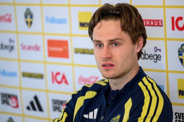 260323 Mattias Svanberg of the Swedish national football team in the mixed zone after a training session on March 23, 2026 in Valencia. Photo: Joel Marklund BILDBYRAN kod JM JM0804 bbeng fotboll football soccer fotball vm-kval FIFA World Cup, WM, Weltmeisterschaft, Fussball qualifier qualifier träning practice training sverige sweden sverige a Copyright: JOELxMARKLUND BB260323JM081