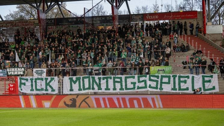 Fußball, Frauen, Saison 2025 2026, Google Pixel Frauen-Bundesliga (21. Spieltag), 1. FC Union Berlin - Werder Bremen, Fans von Bremen protestieren gegen Montagsspiele, Fick Montagsspiele, 23.03. 2026, Copyright: xMatthiasxKochx
