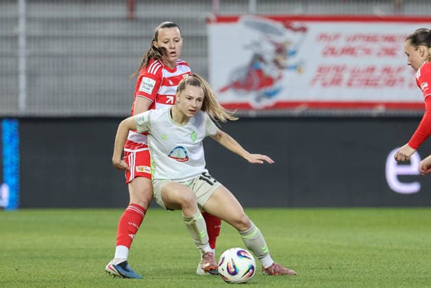 v.li.: Hannah Eurlings (1. FC Union Berlin, 14) und Michelle Weiß (SV Werder Bremen, 15) im Zweikampf, Duell, Dynamik, Aktion, Action, Spielszene, DIE DFB-RICHTLINIEN UNTERSAGEN JEGLICHE NUTZUNG VON FOTOS ALS SEQUENZBILDER UND ODER VIDEOÄHNLICHE FOTOSTRECKEN. DFB REGULATIONS PROHIBIT ANY USE OF PHOTOGRAPHS AS IMAGE SEQUENCES AND OR QUASI-VIDEO., 23.03.2026, Berlin (Deutschland), Fussball, Google Pixel Frauen-Bundesliga, 1. FC Union Berlin - SV Werder Bremen
