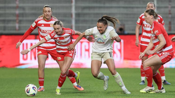v.li.: Judith Steinert (1. FC Union Berlin, 17) und Maja Sternad (SV Werder Bremen, 11) im Zweikampf, Duell, Dynamik, Aktion, Action, Spielszene, DIE DFB-RICHTLINIEN UNTERSAGEN JEGLICHE NUTZUNG VON FOTOS ALS SEQUENZBILDER UND ODER VIDEOÄHNLICHE FOTOSTRECKEN. DFB REGULATIONS PROHIBIT ANY USE OF PHOTOGRAPHS AS IMAGE SEQUENCES AND OR QUASI-VIDEO., 23.03.2026, Berlin (Deutschland), Fussball, Google Pixel Frauen-Bundesliga, 1. FC Union Berlin - SV Werder Bremen