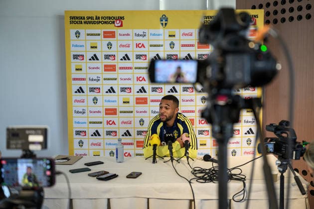 260323 Isak Hien of the Swedish national football team in the mixed zone after a training session on March 23, 2026 in Valencia. Photo: Joel Marklund BILDBYRAN kod JM JM0804 bbeng fotboll football soccer fotball vm-kval FIFA World Cup, WM, Weltmeisterschaft, Fussball qualifier qualifier träning practice training sverige sweden sverige a Copyright: JOELxMARKLUND BB260323JM085