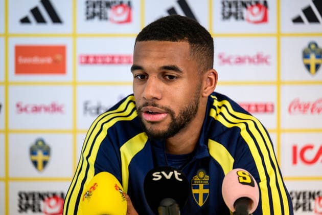 260323 Isak Hien of the Swedish national football team in the mixed zone after a training session on March 23, 2026 in Valencia. Photo: Joel Marklund BILDBYRAN kod JM JM0804 bbeng fotboll football soccer fotball vm-kval FIFA World Cup, WM, Weltmeisterschaft, Fussball qualifier qualifier träning practice training sverige sweden sverige a Copyright: JOELxMARKLUND BB260323JM086