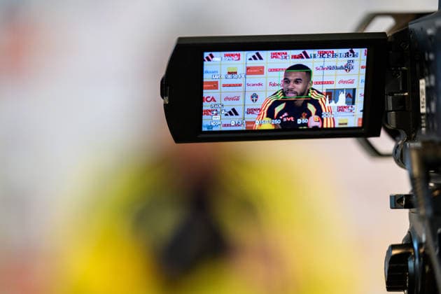 260323 Isak Hien of the Swedish national football team in the mixed zone after a training session on March 23, 2026 in Valencia. Photo: Joel Marklund BILDBYRAN kod JM JM0804 bbeng fotboll football soccer fotball vm-kval FIFA World Cup, WM, Weltmeisterschaft, Fussball qualifier qualifier träning practice training sverige sweden sverige a Copyright: JOELxMARKLUND BB260323JM087