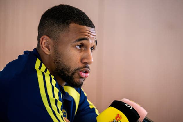 260323 Isak Hien of the Swedish national football team in the mixed zone after a training session on March 23, 2026 in Valencia. Photo: Joel Marklund BILDBYRAN kod JM JM0804 bbeng fotboll football soccer fotball vm-kval FIFA World Cup, WM, Weltmeisterschaft, Fussball qualifier qualifier träning practice training sverige sweden sverige a Copyright: JOELxMARKLUND BB260323JM088