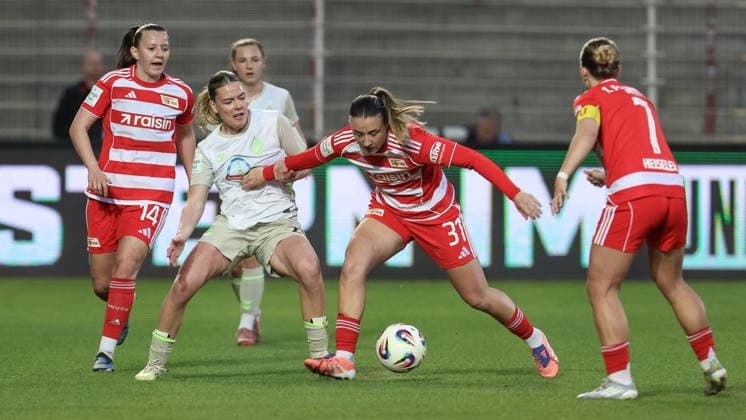 v.li.: Juliane Wirtz (SV Werder Bremen, 28) und Tanja Pawollek (1. FC Union Berlin, 31) im Zweikampf, Duell, Dynamik, Aktion, Action, Spielszene, DIE DFB-RICHTLINIEN UNTERSAGEN JEGLICHE NUTZUNG VON FOTOS ALS SEQUENZBILDER UND ODER VIDEOÄHNLICHE FOTOSTRECKEN. DFB REGULATIONS PROHIBIT ANY USE OF PHOTOGRAPHS AS IMAGE SEQUENCES AND OR QUASI-VIDEO., 23.03.2026, Berlin (Deutschland), Fussball, Google Pixel Frauen-Bundesliga, 1. FC Union Berlin - SV Werder Bremen