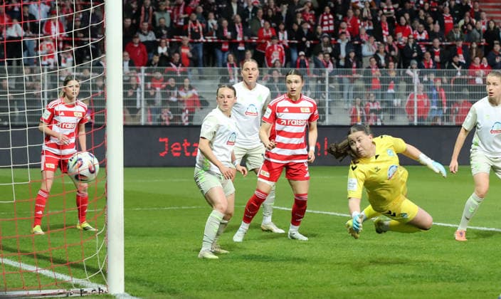 Sport Bilder des Tages Torwart Mariella El Sherif kassiert das 1:0 durch Lia Kamber (nicht im Bild) Zweikampf Spielszene Aktion Fußball Fussball Frauen Damen Bundesliga 21. Spieltag Saison 2025 2026 23.03.2026 1.FC Union Berlin vs. SV Werder Bremen DFL regulations prohibit any use of photographs as image sequences and or quasi-video