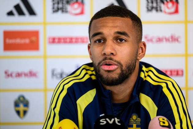 260323 Isak Hien of the Swedish national football team in the mixed zone after a training session on March 23, 2026 in Valencia. Photo: Joel Marklund BILDBYRAN kod JM JM0804 bbeng fotboll football soccer fotball vm-kval FIFA World Cup, WM, Weltmeisterschaft, Fussball qualifier qualifier träning practice training sverige sweden sverige a Copyright: JOELxMARKLUND BB260323JM095