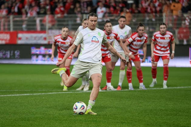 Larissa Mühlhaus (SV Werder Bremen, 7) verschießt einen Elfmeter, beim Elfmeter, Strafstoß, Spielszene, Action, Aktion, DIE DFB-RICHTLINIEN UNTERSAGEN JEGLICHE NUTZUNG VON FOTOS ALS SEQUENZBILDER UND ODER VIDEOÄHNLICHE FOTOSTRECKEN. DFB REGULATIONS PROHIBIT ANY USE OF PHOTOGRAPHS AS IMAGE SEQUENCES AND OR QUASI-VIDEO., 23.03.2026, Berlin (Deutschland), Fussball, Google Pixel Frauen-Bundesliga, 1. FC Union Berlin - SV Werder Bremen